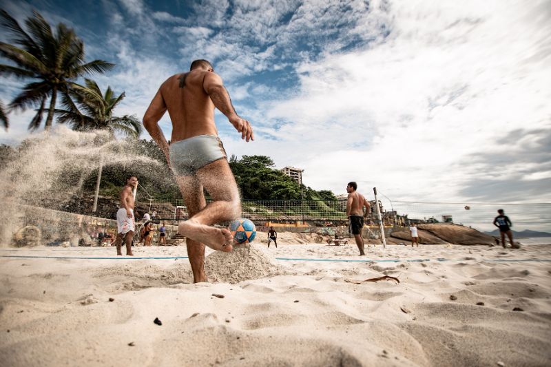 Olimpiadi in spiaggia: un team building per l’estate fra sfide divertenti e DJ set al tramonto